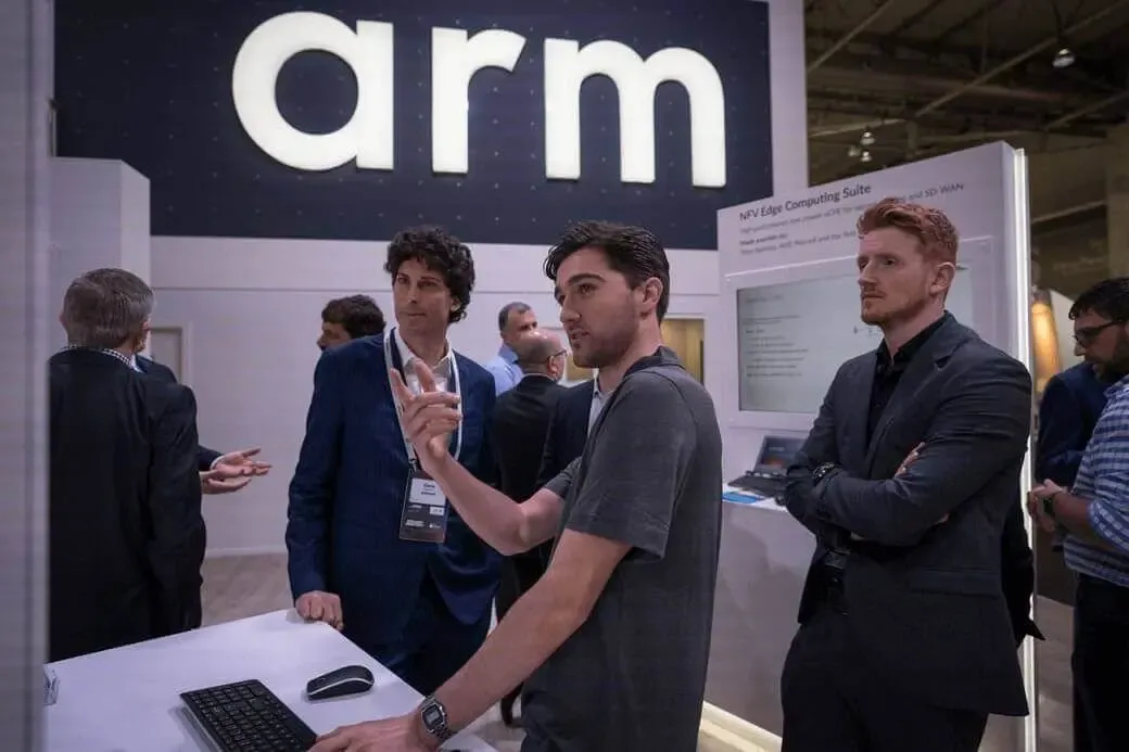 Arm-employee-at-Arm-booth-MWC-2019